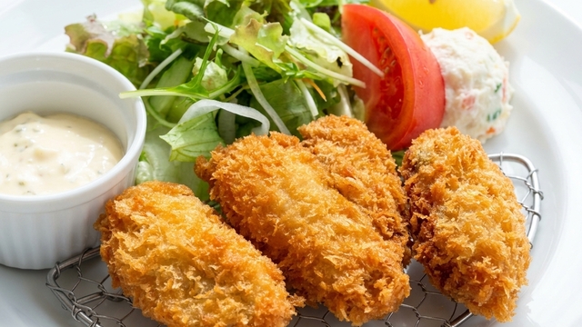 揚げたてサクサク!ジューシーカキフライ定食